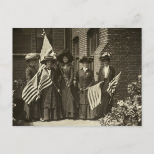 Postal Mujeres sufragistas llevando la bandera americana 