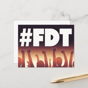 Postal Multitud de FDT con armas en el aire
