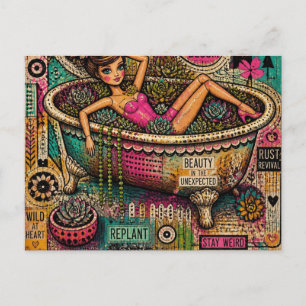Postal Muñeca de collage de arte en una bañera de plantas
