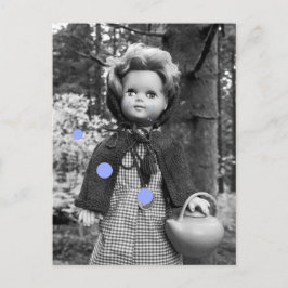 Postal Muñeca en el bosque de cuento de hadas