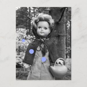 Postal Muñeca en el bosque de cuento de hadas