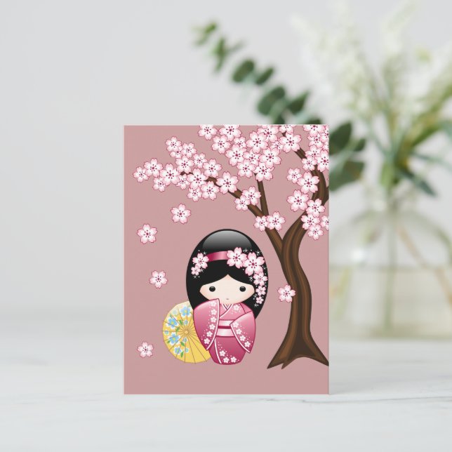 Postal Muñeca Kokeshi de primavera - Geisha lindo te echa (Anverso de pie)