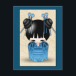 Postal Muñeca Kokeshi Japonesa Cuidada Vestida En Azul<br><div class="desc">Un lindo dibujo de una muñeca kokeshi japonesa vestida con un kimono azul con un diseño floral. También tiene el pelo brillante negro con adornos azules decorando su pelo. El fondo es un pergamino de colores vivos.</div>