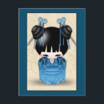 Postal Muñeca Kokeshi Japonesa Cuidada Vestida En Azul<br><div class="desc">Un lindo dibujo de una muñeca kokeshi japonesa vestida con un kimono azul con un diseño floral. También tiene el pelo brillante negro con adornos azules decorando su pelo. El fondo es un pergamino de colores vivos.</div>