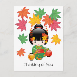 Postal Muñeca Kokeshi otoño - Chica de Geisha pensando en