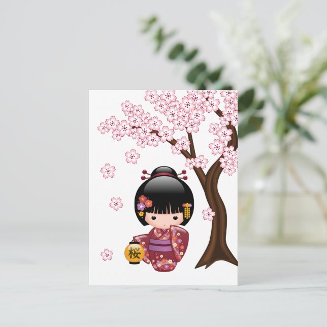 Postal Muñeca Sakura Kokeshi - Geisha Adorable para Mejor (Anverso de pie)
