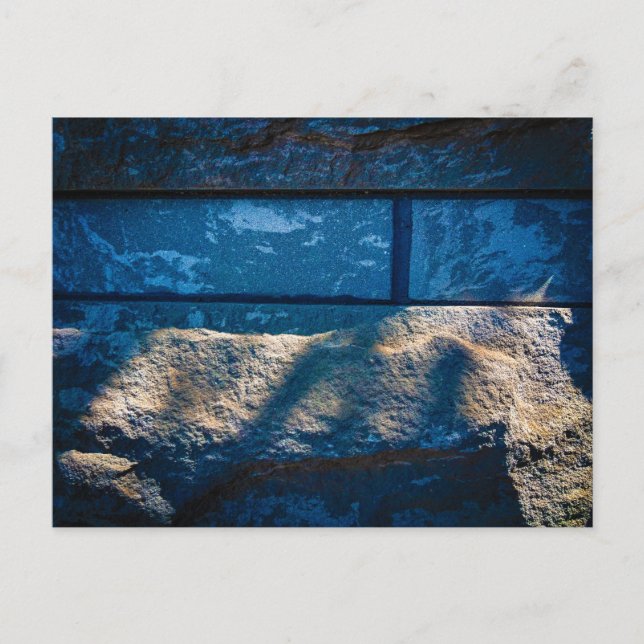 Postal Muro de piedra con luz solar dramática y sombras (Anverso)