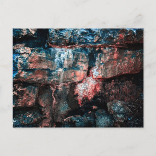 Postal Muro de Piedra Dramático con Texturas Rojas y Azul