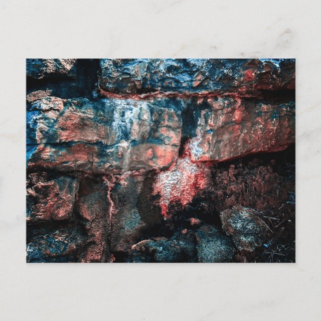 Postal Muro de Piedra Dramático con Texturas Rojas y Azul (Anverso)