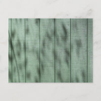 Muro rústico de madera verde con sombras desplegad