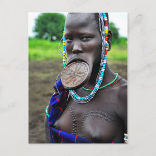 Postal Mursi con placa de labio y escarificación