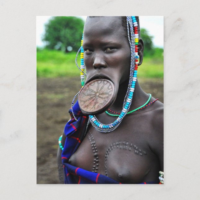 Postal Mursi con placa de labio y escarificación (Anverso)