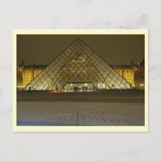 Postal Museo del Louvre de noche, París, Francia