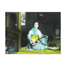 Músico tradicional japonés de geisha sirviendo té