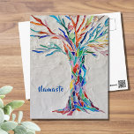 Postal Namaste Rainbow Colors Tree of Life<br><div class="desc">Esta atractiva postal muestra una huella de mi mosaico del árbol de la vida. El original se hizo con pequeños trozos de vidrio de colores vivos, colocados en un gris pálido. He agregado la palabra Namaste pero puedes cambiar esto a otra palabra o nombre para personalizar esta tarjeta. Mosaico original...</div>