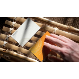 Postal Naranja Gold Mandala, profesora de meditación de y