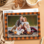 Postal Naranja Plaid Kraft Fotografía de la familia Feliz<br><div class="desc">Naranja Búfalo Plaid Family Photo Happy Thankending Kraft Holiday Postcard</div>