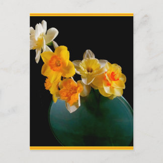 Postal Narcisos amarillos en diseño del florero