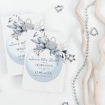 Postal Navidades azules de invierno | Reserva la fecha<br><div class="desc">Estos sencillos navidades ahorran las tarjetas de fecha, con un árbol de navidad blanco bauble, decorado con un follaje de color azul, un arreglo de helechos y bayas y una plantilla de invitación moderna. Todos los estilos de fuente y colores de fondo se pueden cambiar haciendo clic en el enlace...</div>