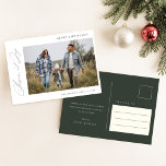 Postal Navidades de fotografía de la elegante familia ver<br><div class="desc">Esta temporada de alegría Elegant Green Family Photo Navidad Postcard reúne caligrafía elegante y diseño minimalista para un saludo festivo verdaderamente festivo. El fondo del olivo aporta un toque estacional, mientras que la foto familiar ocupa el centro del escenario, enmarcada por una tipografía elegante que desea "Feliz Navidad" con calidez...</div>