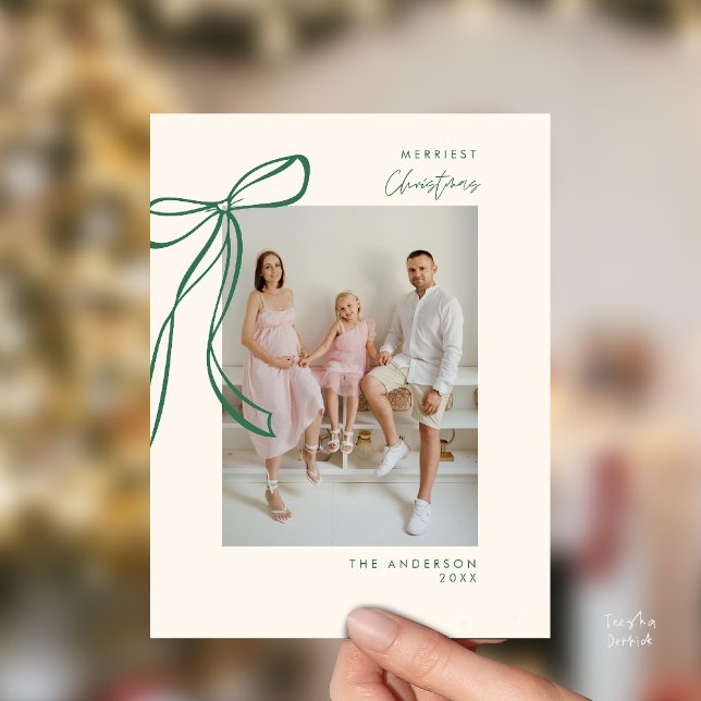 Postal Navidades de fotografía de la familia Bow verde mo (Modern Green Bow Family Photo Christmas Minimalist Greeting Postcard)
