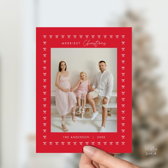 Postal Navidades de fotografía de la familia de patrones  (Modern Bow Pattern Family Photo Classy Elegant Christmas Postcard in Season Red theme)
