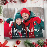 Postal Navidades de fotografía de pareja en caligrafía di<br><div class="desc">Moderna caligrafía de diversión guión de la foto de la pareja navideña de Feliz</div>