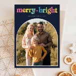 Postal Navidades de fotografía modernos y vibrantes Merry<br><div class="desc">Esta "tarjeta postal de Navidades de fotos modernas y vibrantes de mora arco brillante" combina un elegante azul profundo con letras alegres y coloridas de "alegres brillantes", creando un alegre saludo de vacaciones. Con una foto familiar en un marco de arco, es una combinación perfecta de encanto casual y estilo...</div>