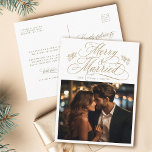 Postal Navidades de Gold Merry y casados con recién casad<br><div class="desc">Grabado elegante y romántico de caligrafía rápida con un texto fotográfico y personalizado en la parte posterior. Para una personalización más avanzada de este diseño,  haga clic en el BOTÓN HERRAMIENTA DE DISEÑO AZUL de arriba.</div>