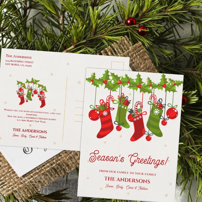 Postal Navidades de la temporada de saludos familia de me (Season’s Greetings Christmas Stockings Family Postcard)