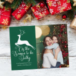 Postal Navidades de renos verdes recortan la temporada<br><div class="desc">Un elegante ciervo blanco salta por encima de las palabras de los Navidades Esta es la temporada para ser alegre en esta hermosa postal de vacaciones. Clásica elegancia con un reno de bonito sobre una magnífica caligrafía y una foto familiar llenando el frente de esta célebre postal verde. La parte...</div>