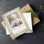 Postal Navidades florales de época fotográfica<br><div class="desc">Esta hermosa postal presenta un vintage patrón floral navideño de verde claro, rojo, azul y gris. La escritura y la tipografía clásica se utilizan con una foto grande. La parte posterior de la tarjeta postal se puede personalizar o eliminar el texto de un mensaje manuscrito. Envíame un correo electrónico a...</div>