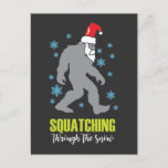 Postal Navidades Sasquatch Funny Bigfoot Costume<br><div class="desc">Recoge este regalo de disfraces para pies gigantes inspirado en la escotilla. Esta ropa de novedad única hace un gran cumpleaños,  El día de San Valentín,  santa secreta y Navidades.</div>