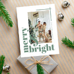 Postal Navidades verdes de la foto simple fresca y brilla<br><div class="desc">Desee a su familia y amigos un Navidad alegre y brillante Holiday con esta tarjeta de Navidades de fotografía simple y elegante de color verde sabio.</div>