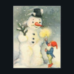 Postal navideña vintage de Elf y Snowman<br><div class="desc">Uno de los elfos de Santa sostiene una vela encendida para que un muñeco de nieve vea en esta encantadora imagen de arte de la era victoriana. ¡Celebremos las Fiestas a la antigua!</div>