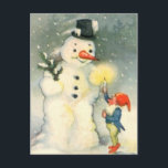 Postal navideña vintage de Elf y Snowman<br><div class="desc">Uno de los elfos de Santa sostiene una vela encendida para que un muñeco de nieve vea en esta encantadora imagen de arte de la era victoriana. ¡Celebremos las Fiestas a la antigua!</div>