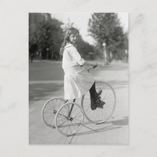 Postal Niña montando un triciclo, 1917