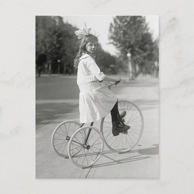 Postal Niña montando un triciclo, 1917 (Anverso)