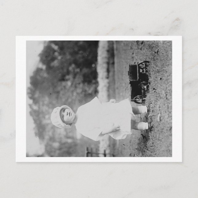 Postal Niña pequeña con carros de juguete. Fotografía (Anverso)