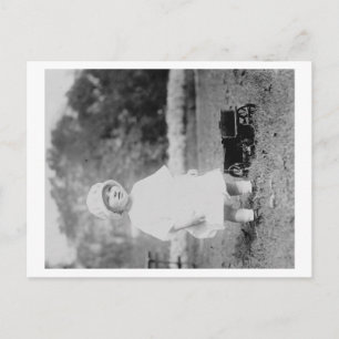 Postal Niña pequeña con carros de juguete. Fotografía