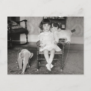 Postal Niña pequeña con juguetes rellenos, 1922