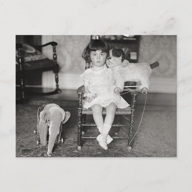 Postal Niña pequeña con juguetes rellenos, 1922 (Anverso)