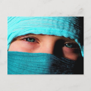 Postal Niña pequeña en el mar turquesa