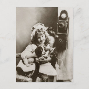 Postal Niña y cachorro jugando con el teléfono