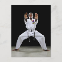 Niño (15 años) con uniforme de karate con