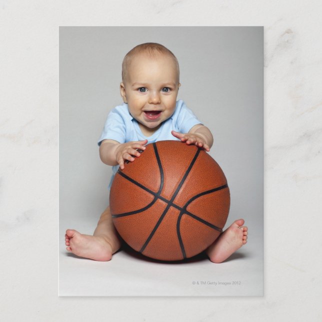 Postal Niño (6 a 9 meses) sosteniendo baloncesto, (Anverso)