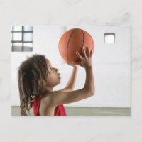 Niño apuntando a un disparo con un baloncesto en u