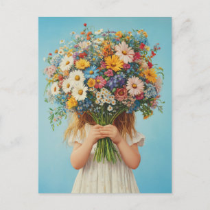Postal Niño con un exuberante Bouquet de Flor Silvestre