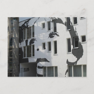 Postal niño en la pared