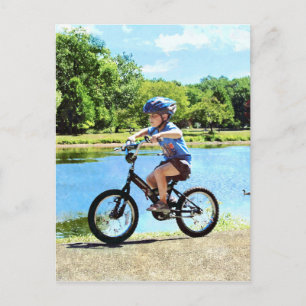 Postal Niño en su bicicleta